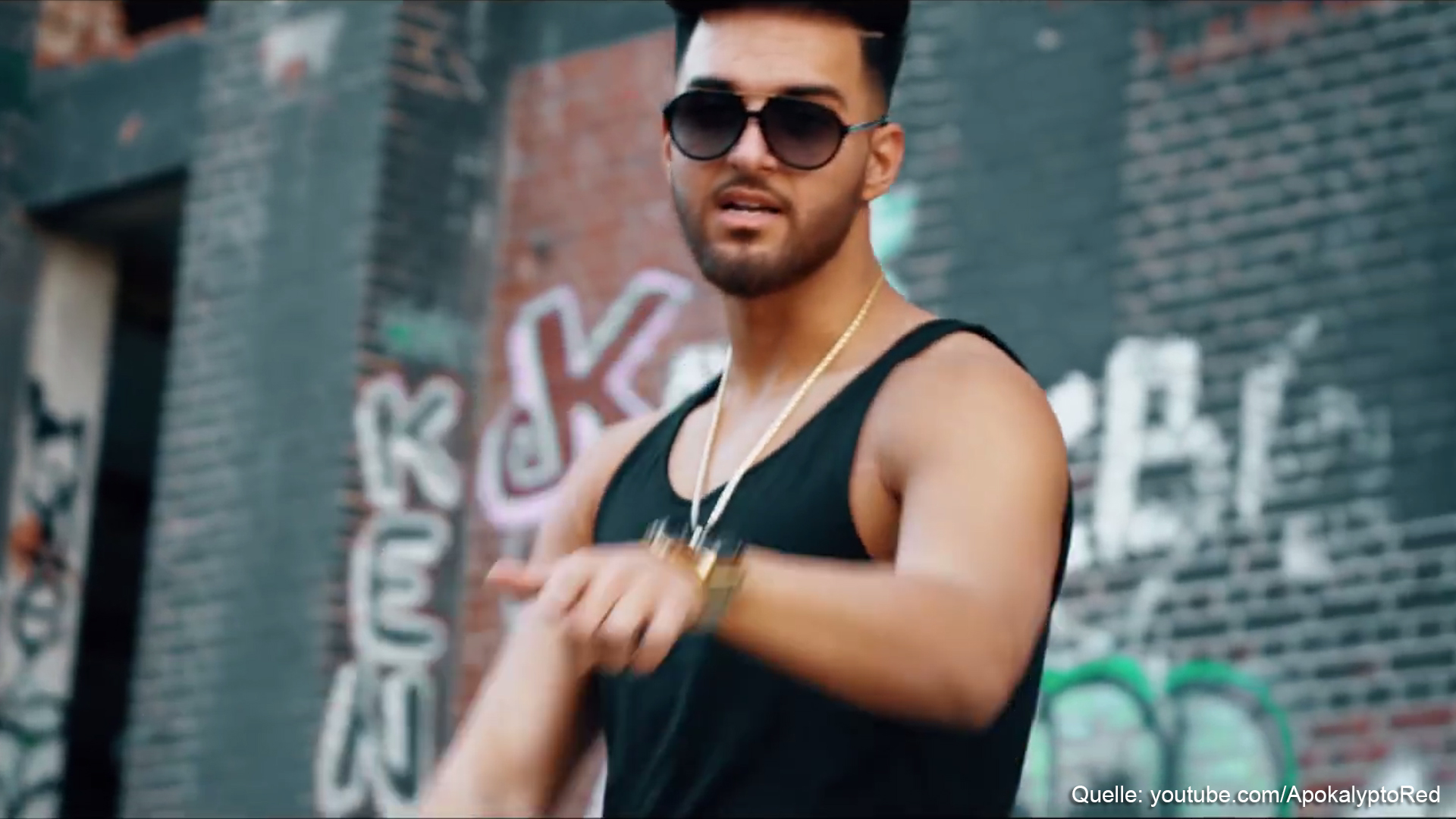Kündigt er hier seinen neuen Song an?