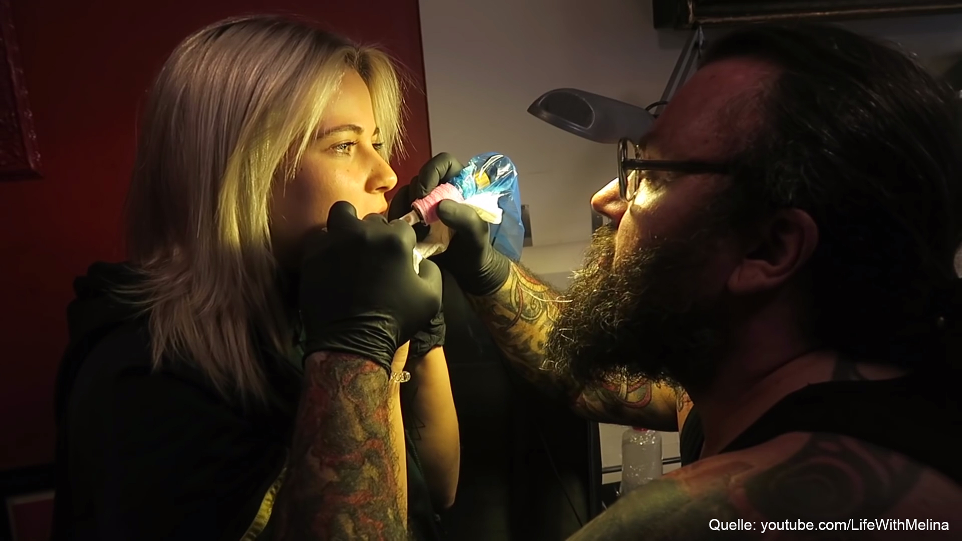 Diese YouTuberin lässt sich ein Tattoo im Mund stechen!!
