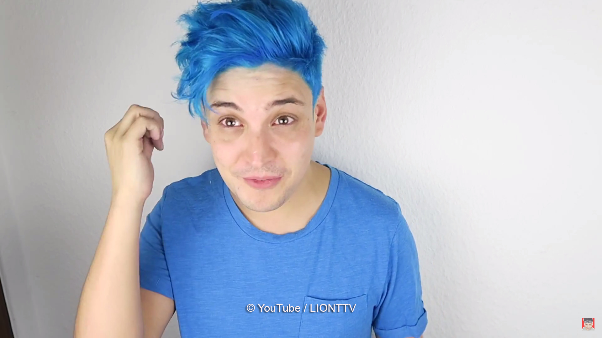 Dieser männliche YouTuber hat sich die Haare BLAU gefärbt